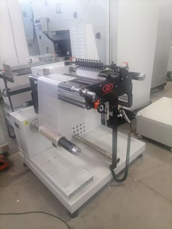 Máy cắt có 2 trục tua lại 